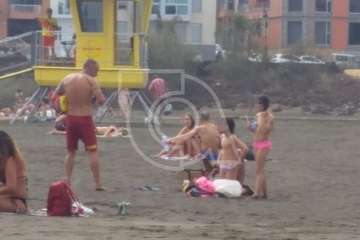 Los socorristas auxilian a dos menores en apuro en la playa de Melenara (Foto TA)